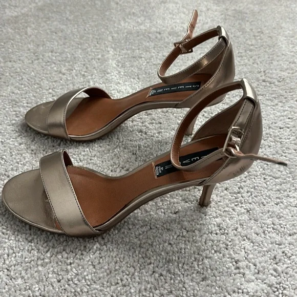 Women’s gold dress sandal - Picture 2 of 5